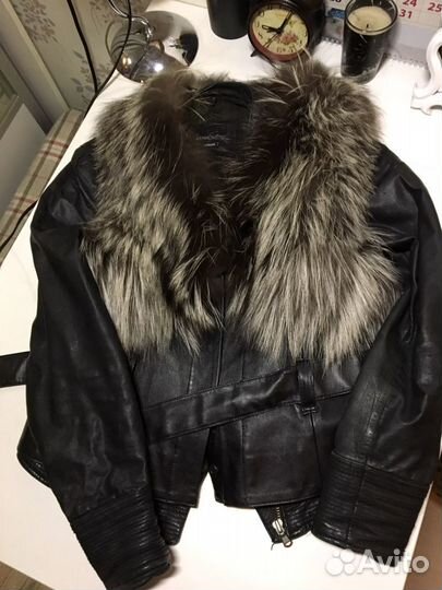 Жилетка меховая размер S-M (песец) натуральная