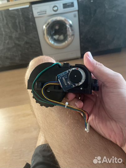 Левое колесо на пылесос-робот Midea mr03,04