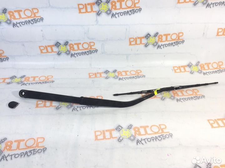 Держатель стеклоочистителя правый Toyota Camry (A