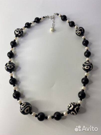 Крупные черные бусы с узорами пластик 55 см