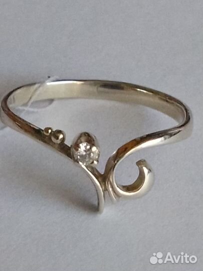 Золотое кольцо с бриллиантом 17.5 размер. Новое