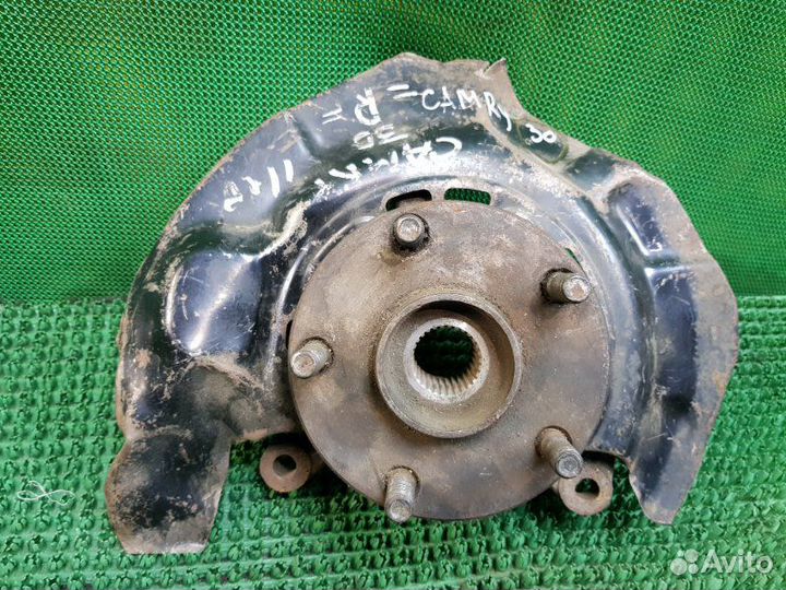 Кулак поворотный передний правый Toyota Camry XV30