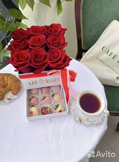 Клубника в шоколаде с цветами набор