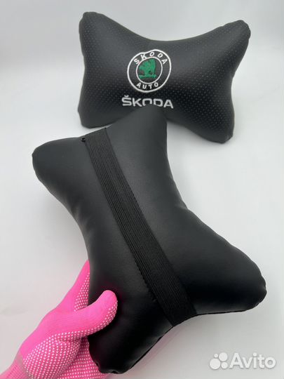 Подушки под голову эмблема Skoda надпись Шкода