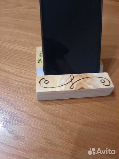 Подставка для телефона из дерева