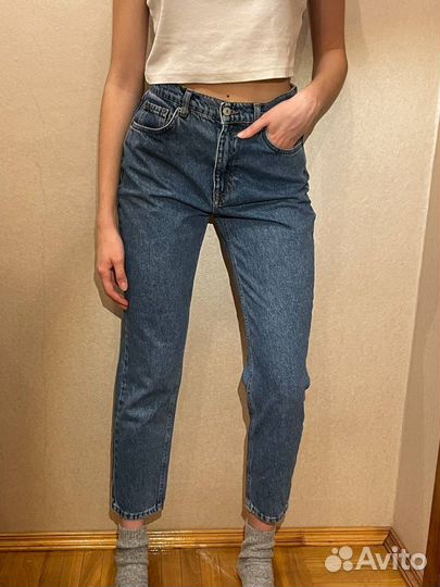 Женские джинсы синие mom jeans Pull&Bear