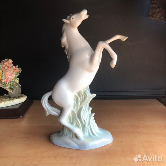 Фарфоровые статуэтки,конь лебедь