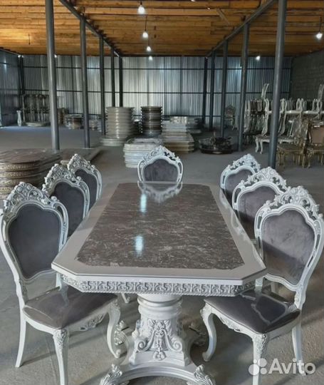 Обеденный стол со стульями