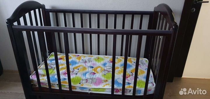 Детская кроватка с продольным маятником с матрасом