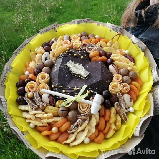 Букет сюрприз из сухофруктов и шоколада