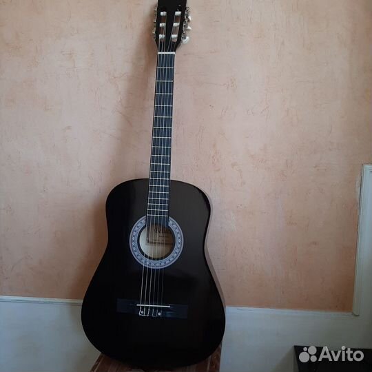Классическая черная гитара