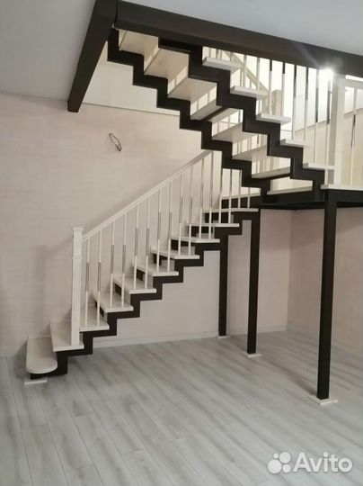 Металлическая лестница с забежными ступенями в дом