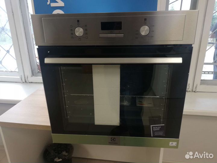 Дух. шкаф новый. Electrolux eof3h50x