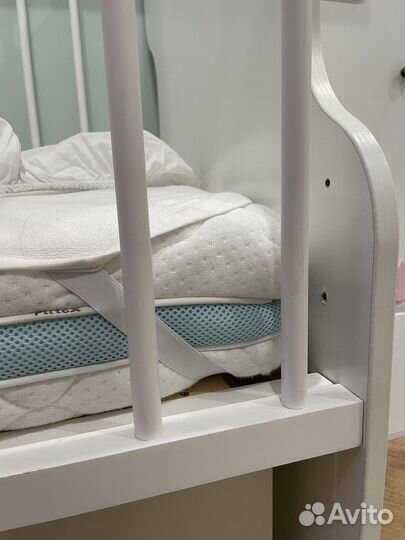 Детская кроватка с маятником и ящиком