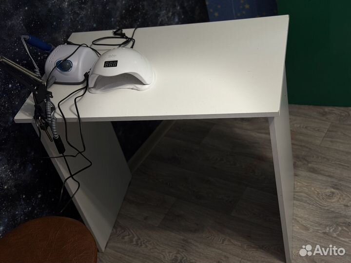 Маникюрный стол