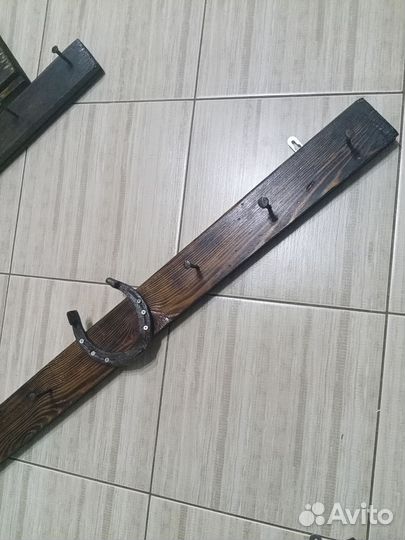 Настенная вешалка из дерева и старинной ковки