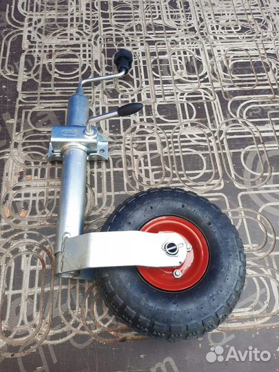 Опорное колесо прицепа пневматическое