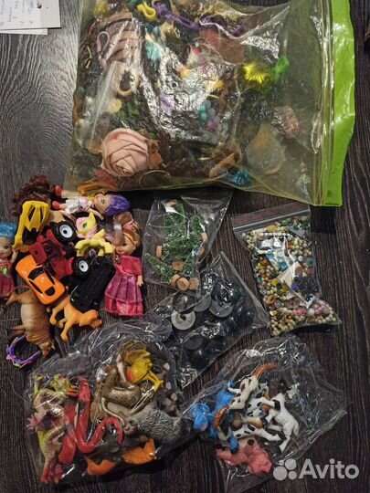 Контейнер с материалами для творчества