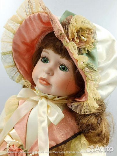 Английская фарфоровая коллекционная куколка