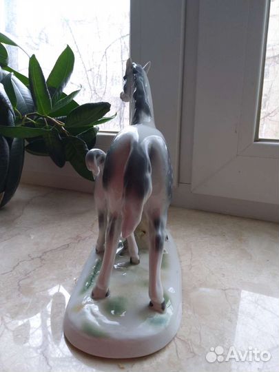 Лошадь с жеребенком статуэтка, Германия