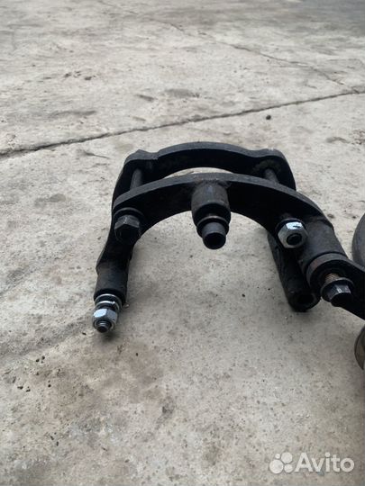 Крепление компресорра рефрижератора