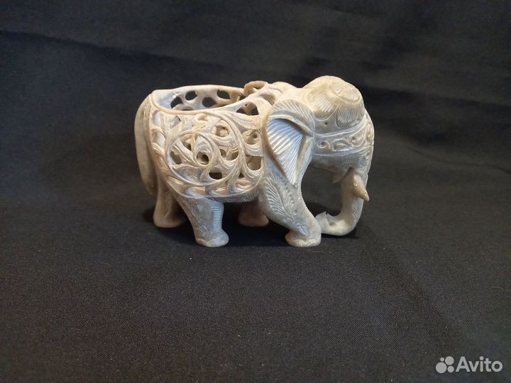 Статуэтка из камня три слона