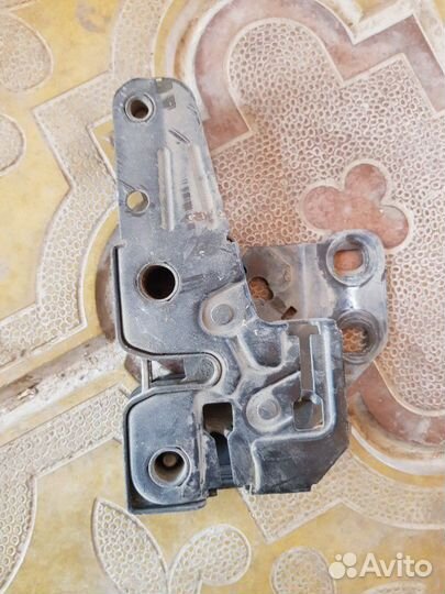 Замок капота на Audi A4 B6