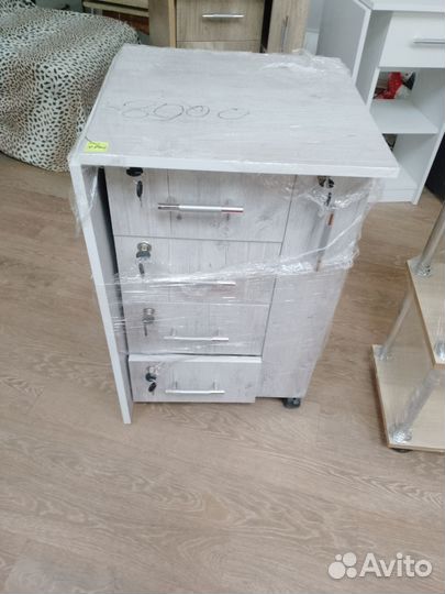 Маникюрный стол складной