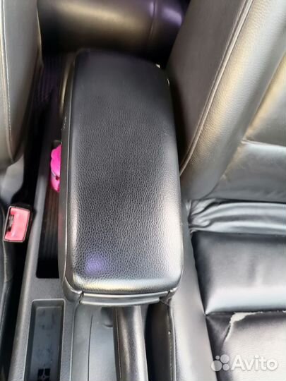 Продам подлокотник на ауди а4 в6