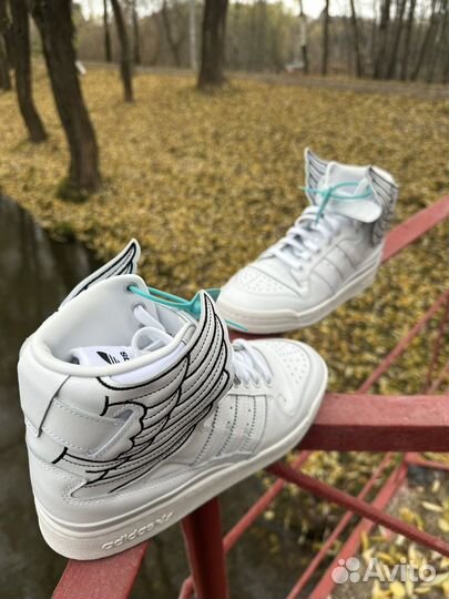 Jeremy Scott x Adidas Wings 4.0 White на руках