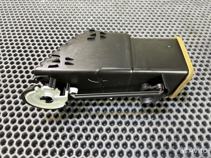 Дефлектор воздушный лев. Cadillac Escalade