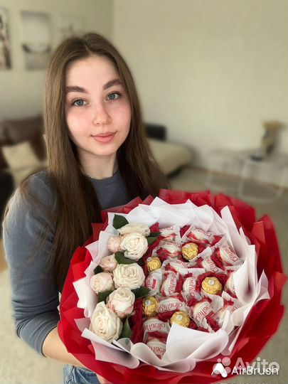 Букет с живыми цветами и конфетами