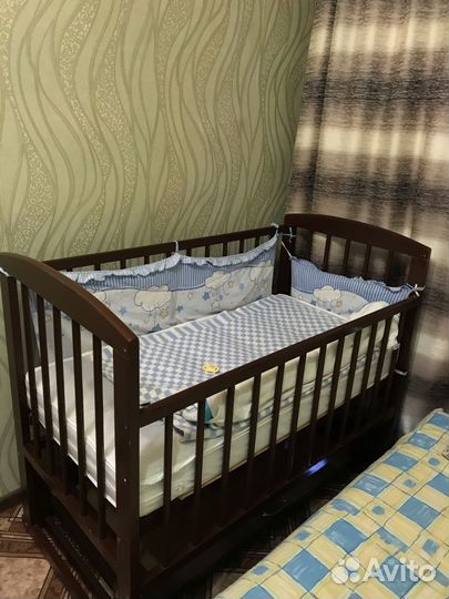 Детская кроватка с маятником