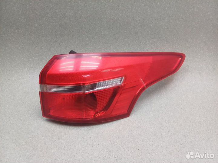 Фонарь задний правый Ford Focus 3 универсал 1.6