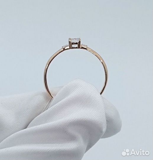 Золотое кольцо с камнем 18р