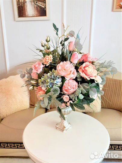 Интерьерная композиция из искусственных цветов