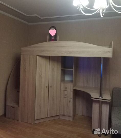 Детская кровать чердак со столом и шкафом