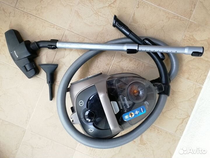 Пылесос безмешковый Philips FC8673/01 с пультом ду