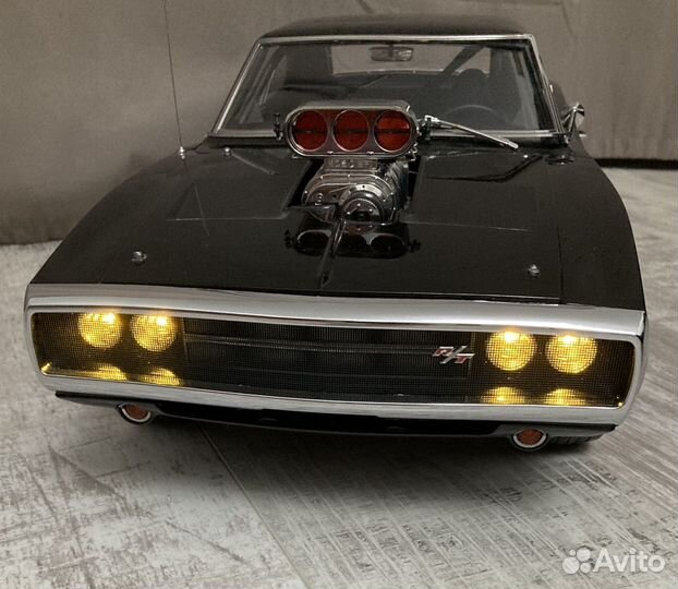Модель авто Dodge Charger R/T в масштабе 1/8