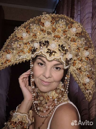 Кокошник золотой