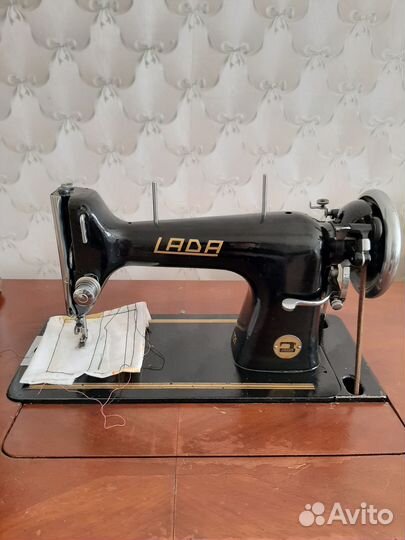 Швейная машинка LADA121