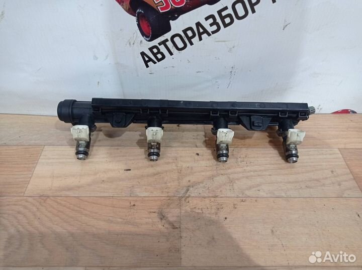 Рейка рампа топливная с форсунками Volkswagen Polo