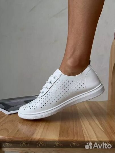 Кроссовки женские