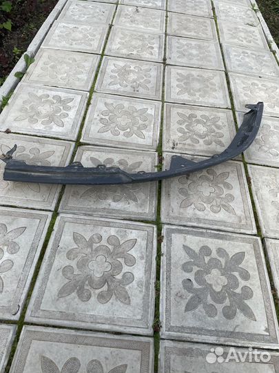 Губа на бампер toyota avensis левая часть