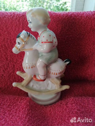 Фарфоровая статуэтка 