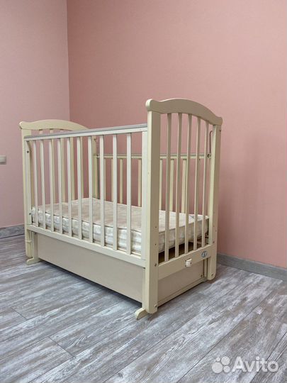 Детская кроватка с маятником и ящиком