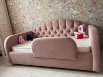 Детские мягкие кровати-диваны выставлены в магазин