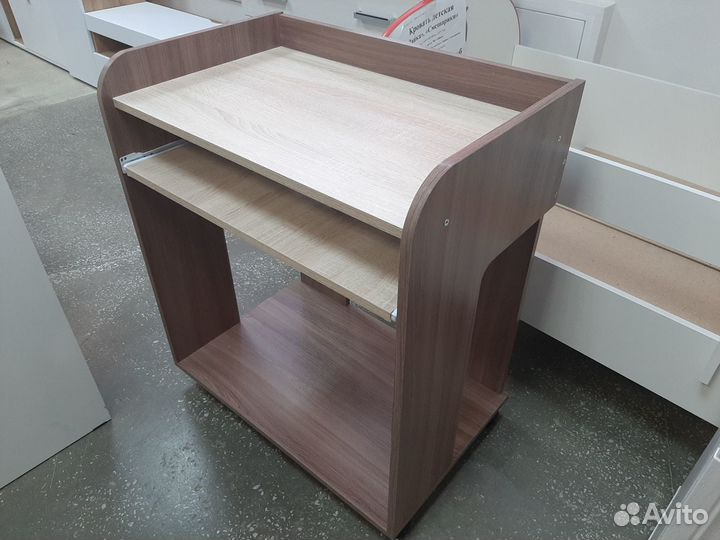Стол компьютерный на колесиках