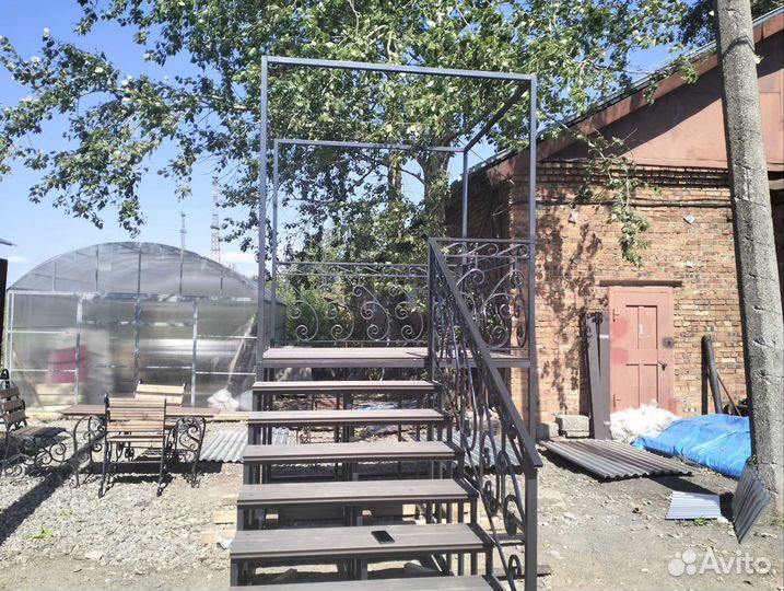 Ступени с козырьком