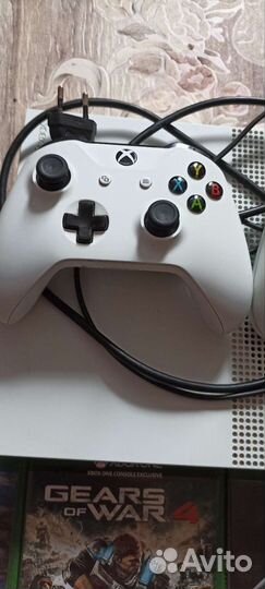 Xbox One s с 5-ю дисками и двумя джойстиками